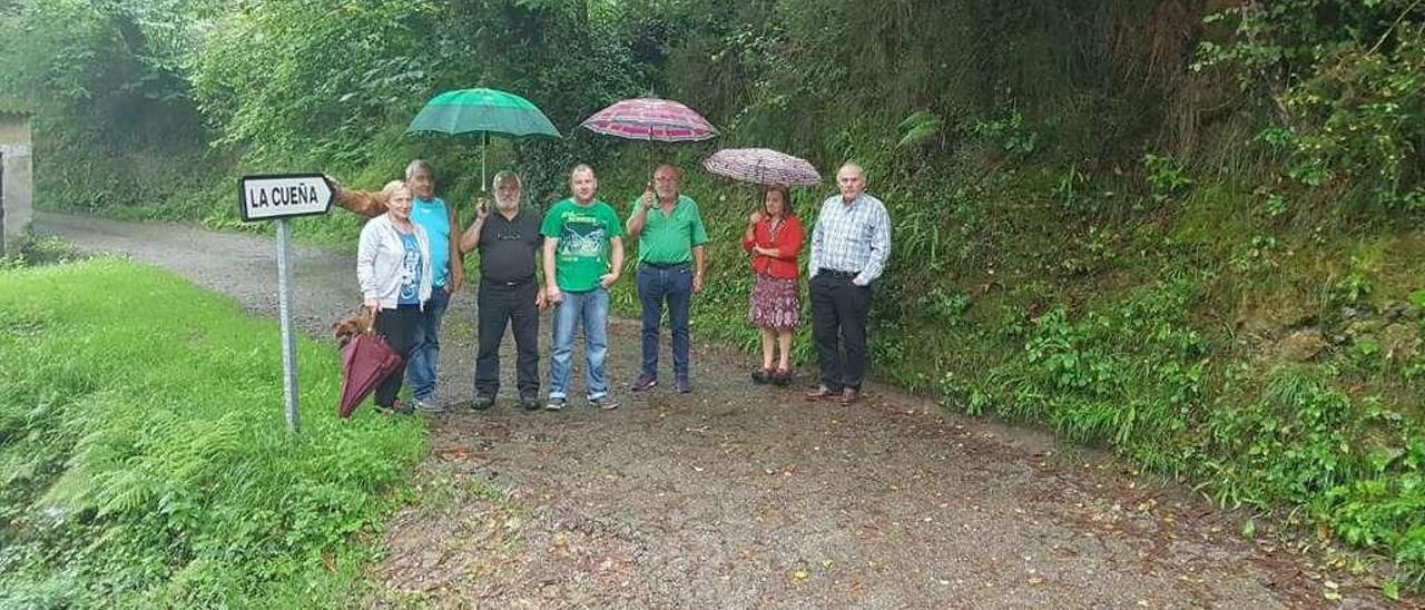 Un grupo de vecinos de La Cueña que se quejan del estado de sus carreteras.