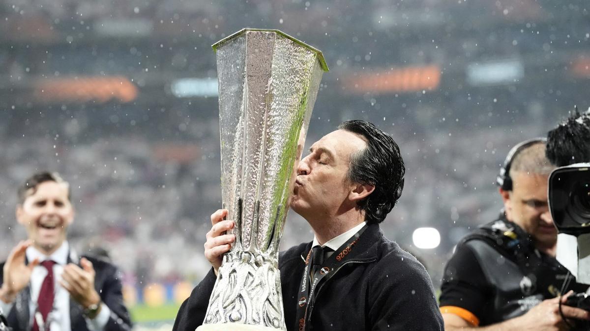 Unai Emery, besa su quinta Europa League