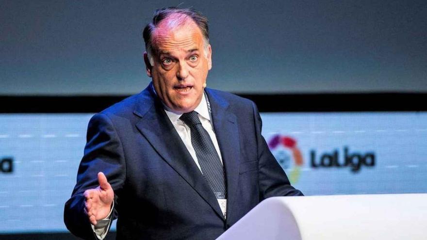 Tebas exculpa a los clubes del clima contra los árbitros