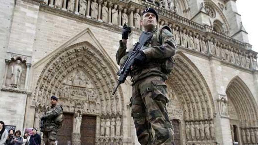 Un soldado francés, ante la catedral de Notre Dame.