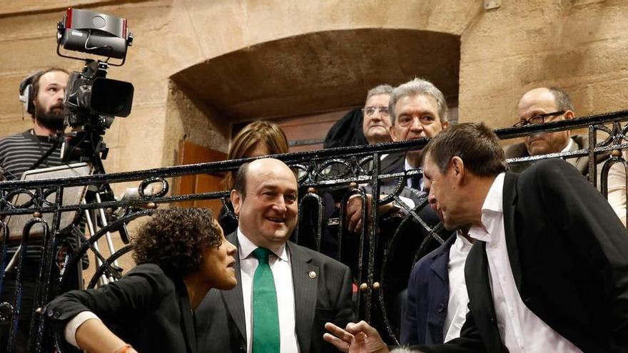 Ortuzar (en el centro) habla con la diputada de Podemos Nagua Alba y el portavoz de Bildu, Arnaldo Otegi, en la toma de posesión de Íñigo Urkullu.