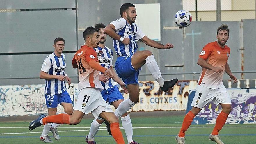 Andreu (Banyoles) intenta controlar una pilota en el derbi gironí d&#039;ahir.