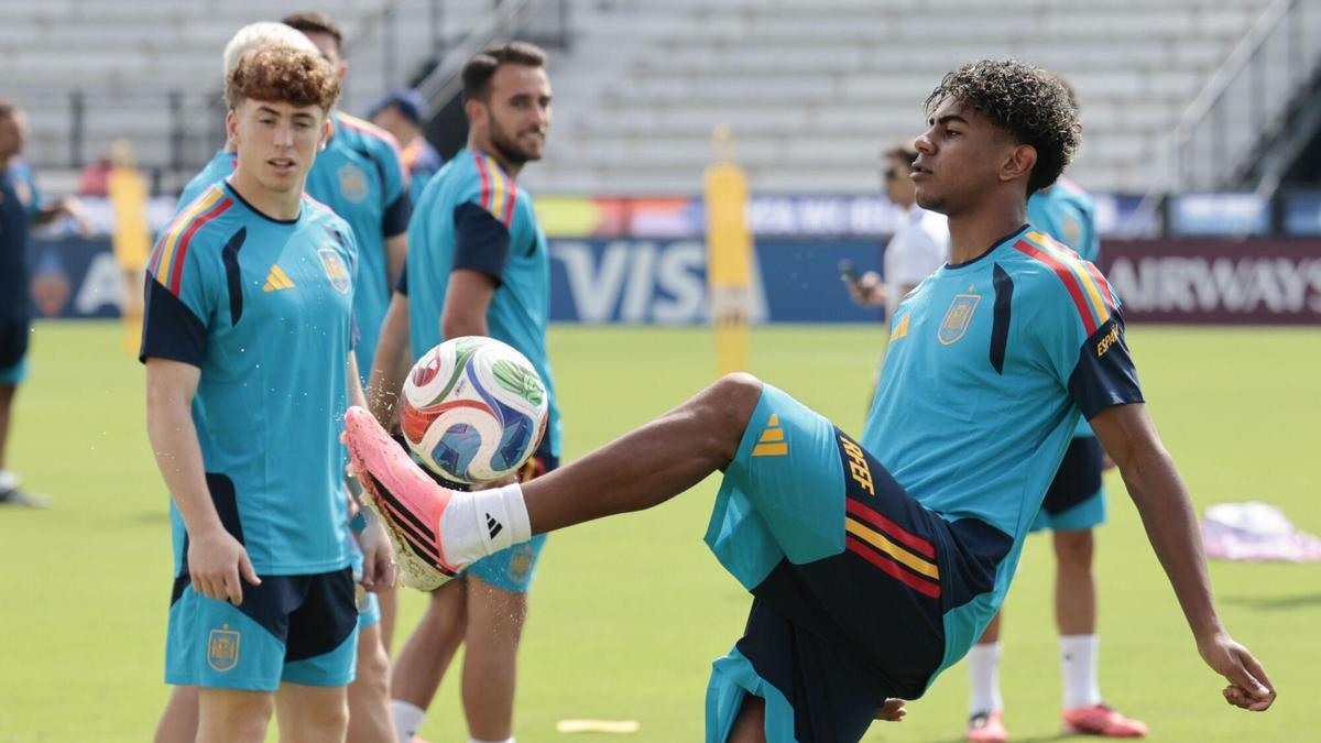 Lamini Yamal (d) d'Espanya entrena amb els seus companys aquest diumenge a Atlanta (els Estats Units).