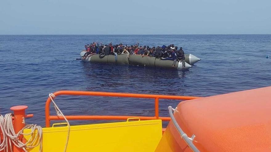 Salvamento Marítimo rescata una neumática con un centenar de migrantes y una patera con otros 50 al noreste de Lanzarote