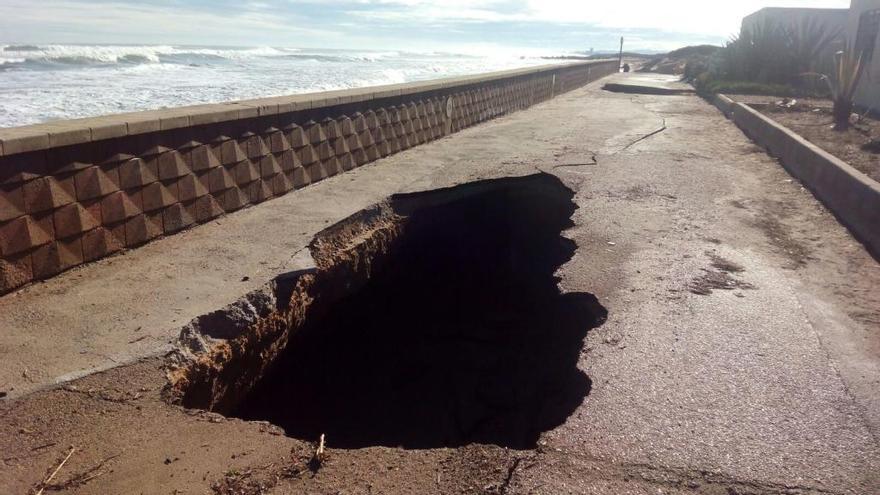 Un enorme boquete abierto por el temporal ante la urbanización de la Casbah, en El Saler.