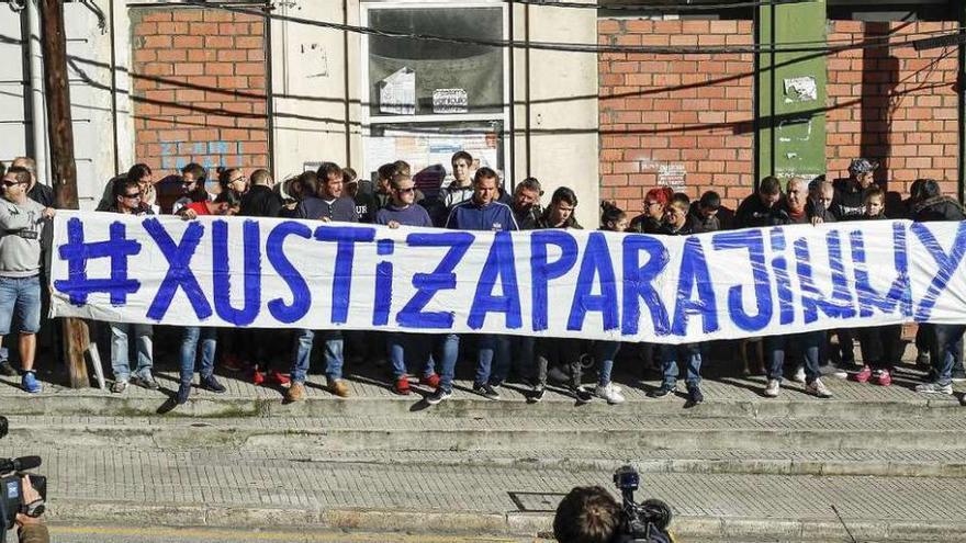 Concentración en A Coruña para exigir mayor diligencia en la investigación del asesinato. // 13fotos
