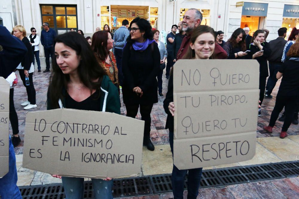 Cientos de personas se sumaron este miércoles a la marcha para conmemorar el Día Internacional de la Mujer. A la manifestación, que se inició en la Plaza de la Constitución a las 19.00 horas, acudieron asocaciones de mujeres como las Kellys de Málaga, Resistencia Feminista o el Movimiento Feminista Asociativo de Málaga