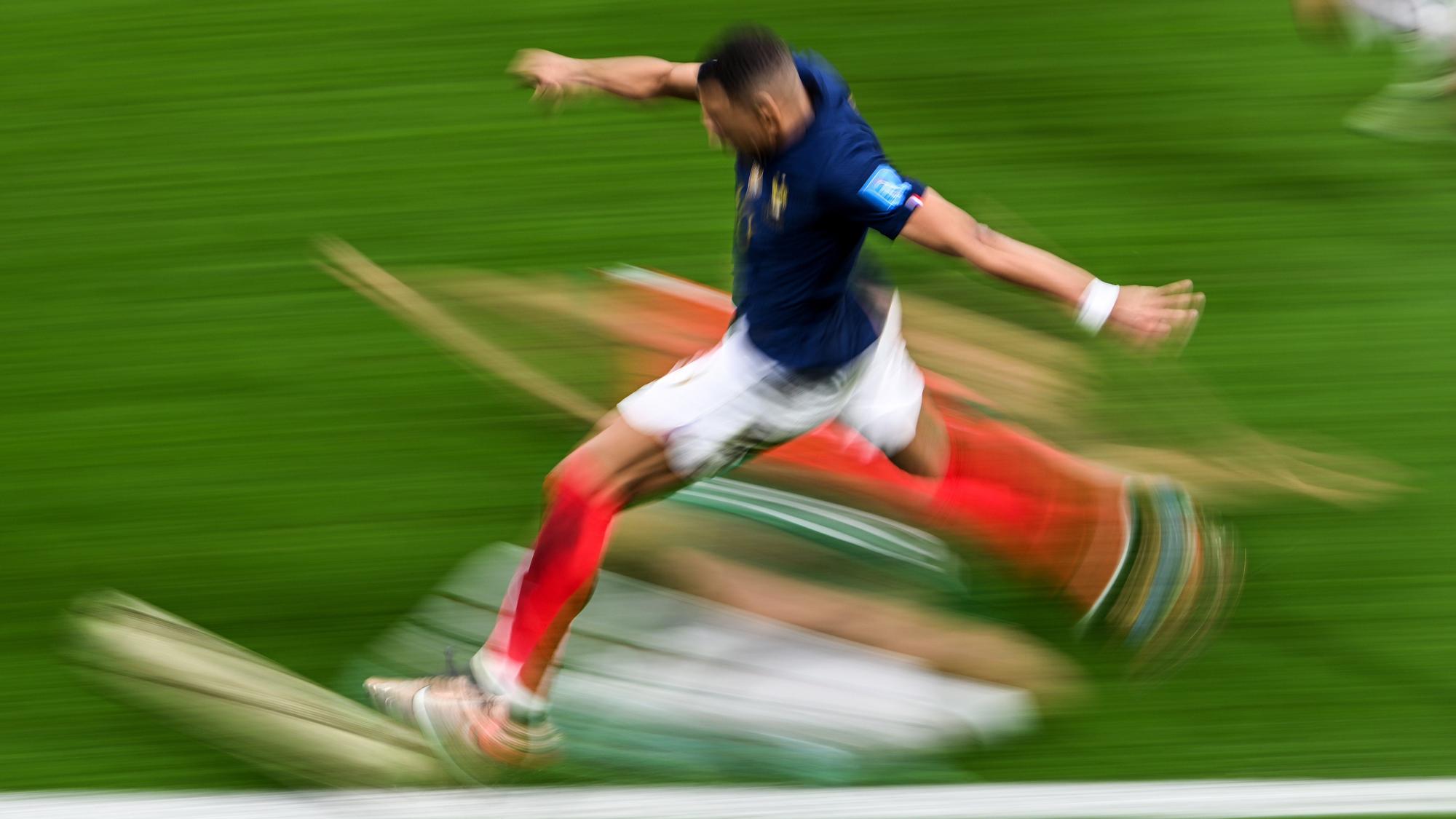Mbappé, en una jugada de ataque de Francia en la semifinal del Mundial ante Marruecos.