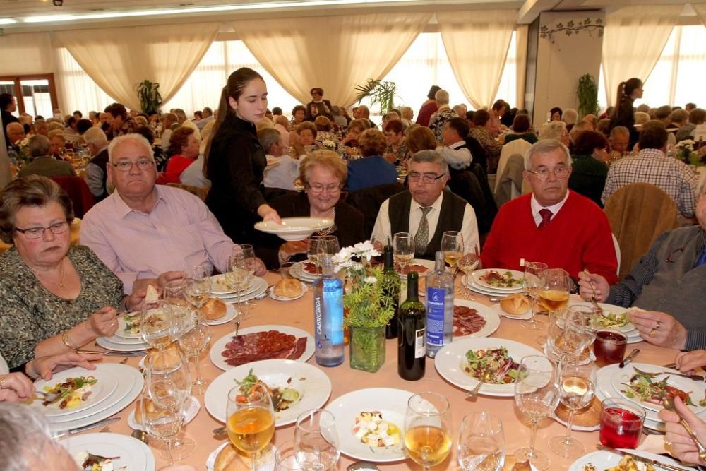 Almuerzo y baile por el Día de los Enamorados en el Club de Mayores de Cartagena