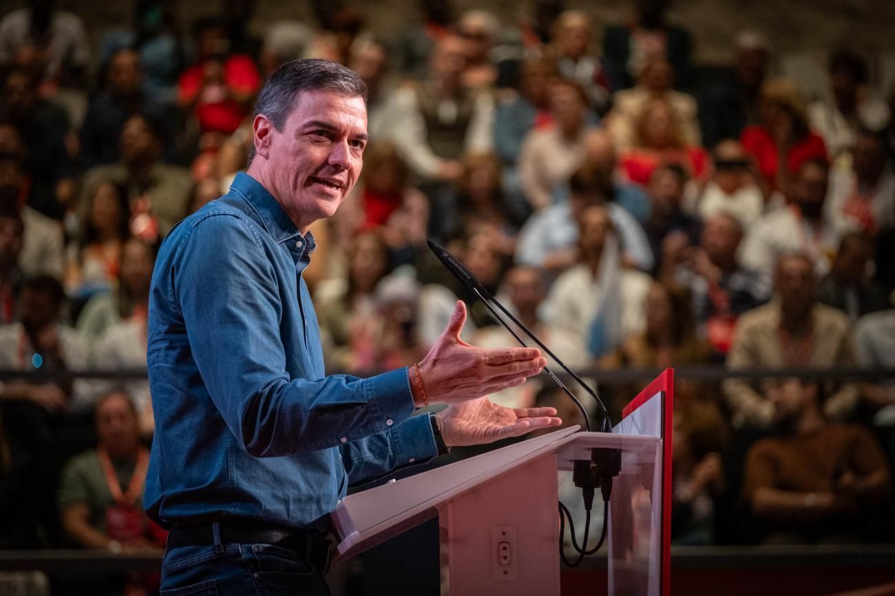 Pedro Sánchez cierra el Congreso de los socialistas canarios.