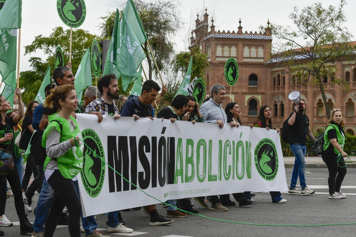 Asistentes a la manifestación antitaurina convocada por El Pacma que se ha celebrado hoy sábado frente a la plaza de toros de Las Ventas, en Madrid. Asistentes a la manifestación antitaurina convocada por El Pacma que se ha celebrado hoy sábado frente a la plaza de toros de Las Ventas, en Madrid.