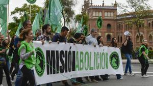 Asistentes a la manifestación antitaurina convocada por El Pacma que se ha celebrado hoy sábado frente a la plaza de toros de Las Ventas, en Madrid. 
