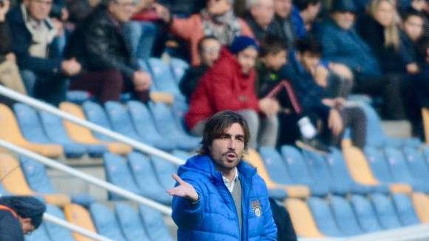 Luismi dirigiendo un partido del Pontevedra. // Rafa Vázquez