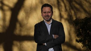 Aquesta és la raó per la qual els teus fills s’enfaden tant quan els prens el mòbil o la tauleta, segons el psicòleg Álvaro Bilbao