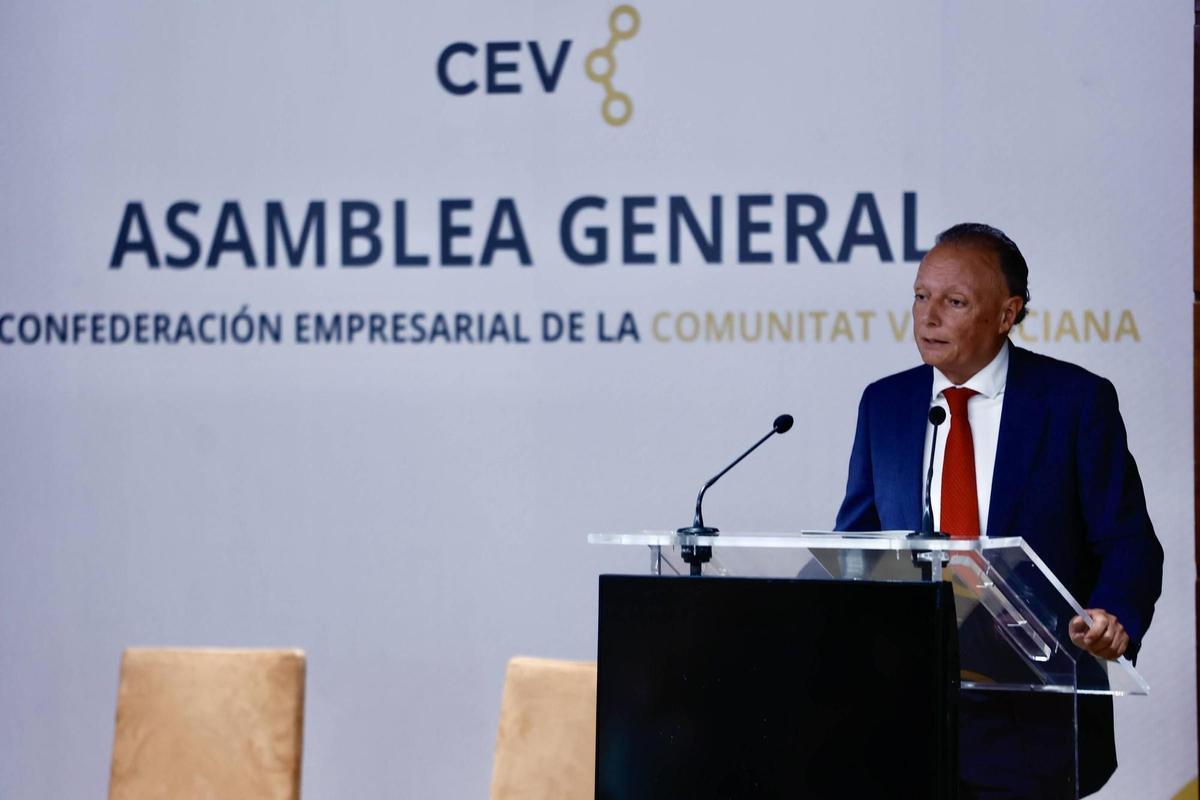 El presidente de la CEV, Salvador Navarro, durante su intervención en una asamblea de la patronal la semana pasada.