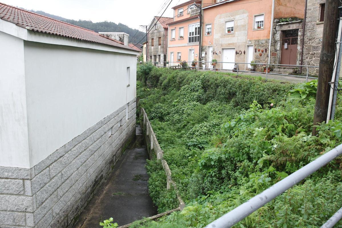 Parte posterior de la Escuela de Música de Bueu, donde se construirá un muro de contención.