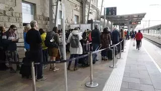 El primer AVE Vigo-Madrid llega a su destino con más de dos horas de retraso por una avería en Ourense