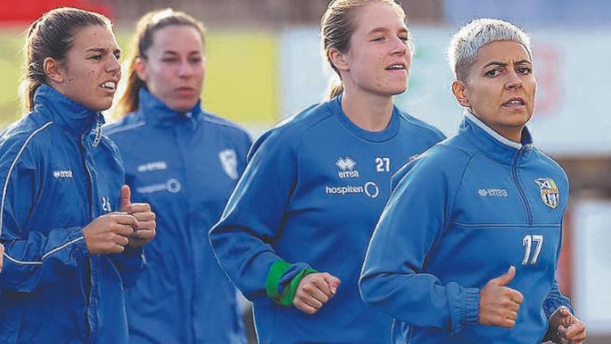 María José, corriendo por delante de Aleksandra y Aithiara en un entrenamiento.