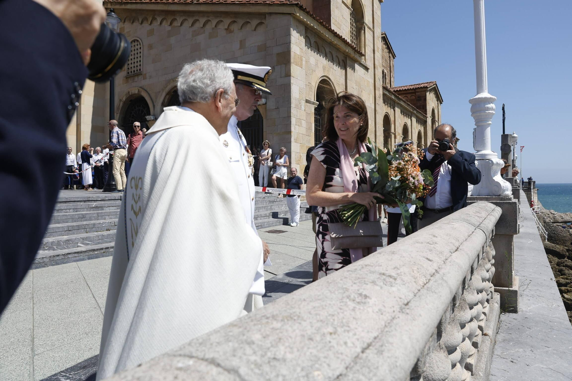 La misa con la Armada y la ofrenda floral del Carmen en Gijón, en imágenes