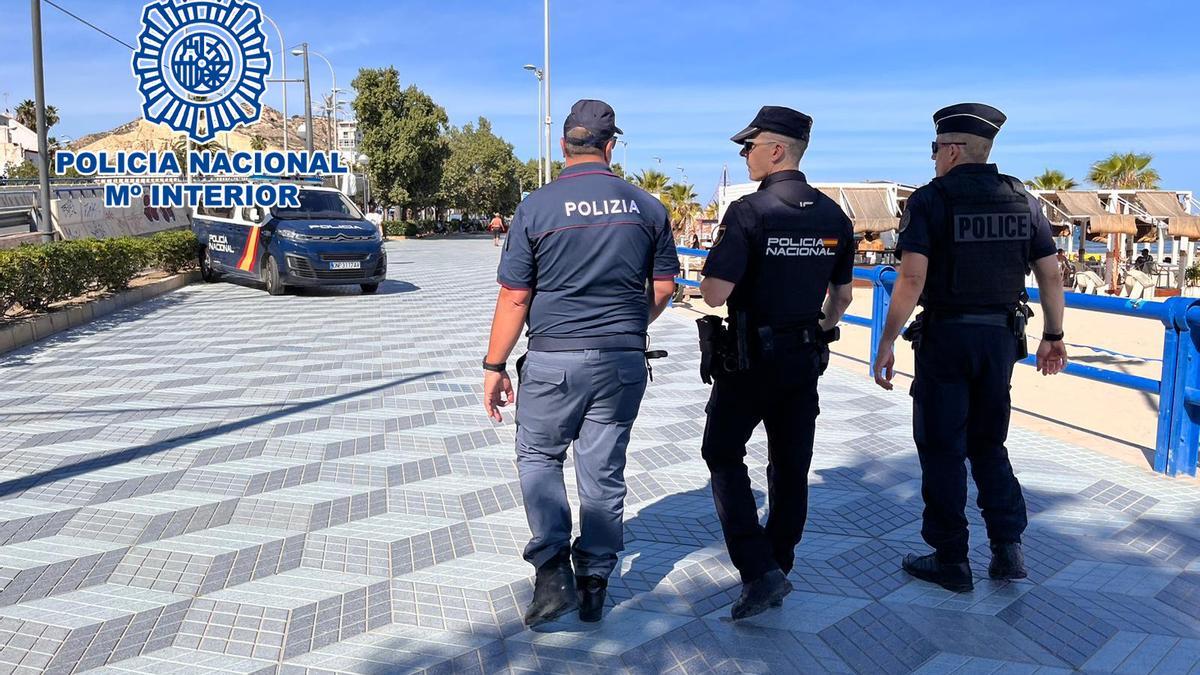 Los agentes de patrulla en Alicante.