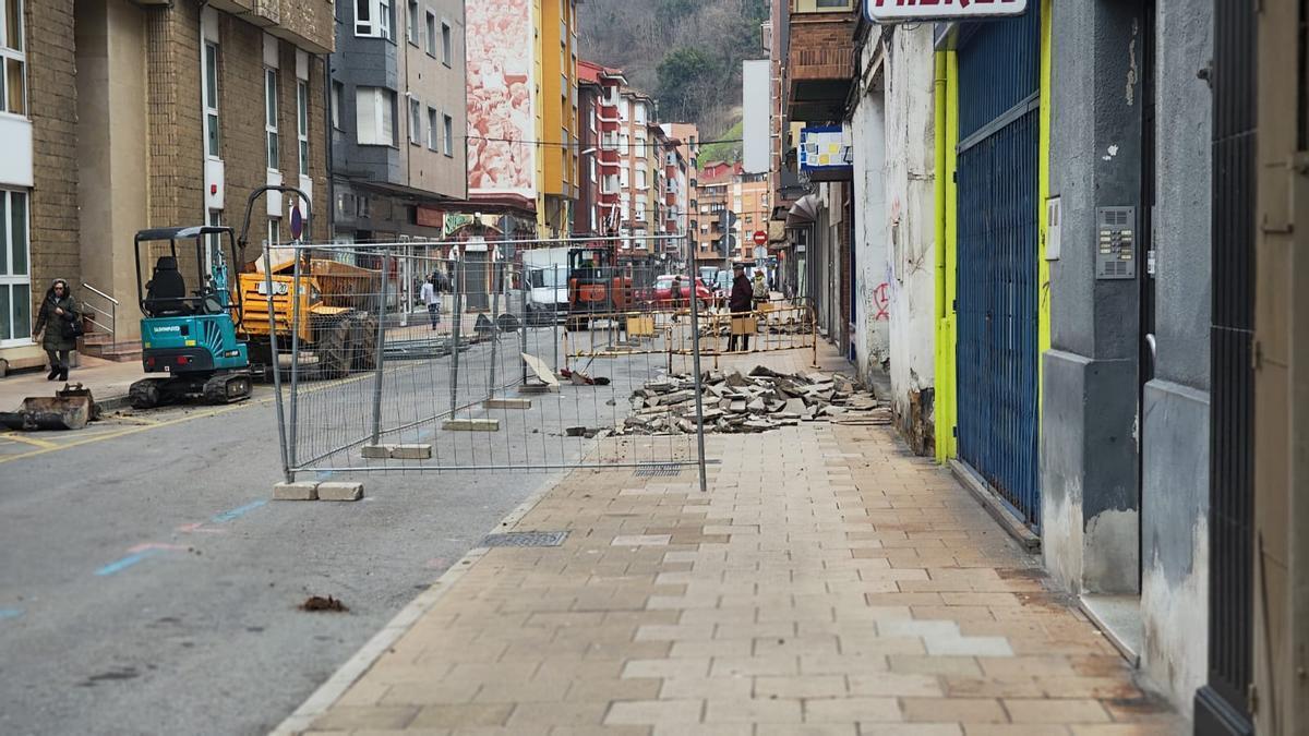 El inicio de las obras de peatonalización en el centro de Mieres. | A. Velasco