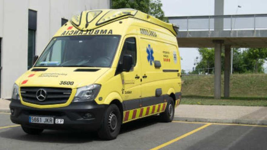 Un cotxe xoca contra un arbre i provoca dos ferits lleus a Quart