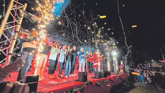 Cientos de personas esperan a la apertura de Parque Sur