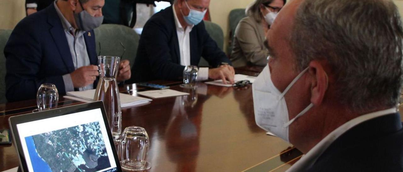 El consejero Sebastián Franquis (centro) durante la presentación del nuevo trazado de la carretera de la costa.