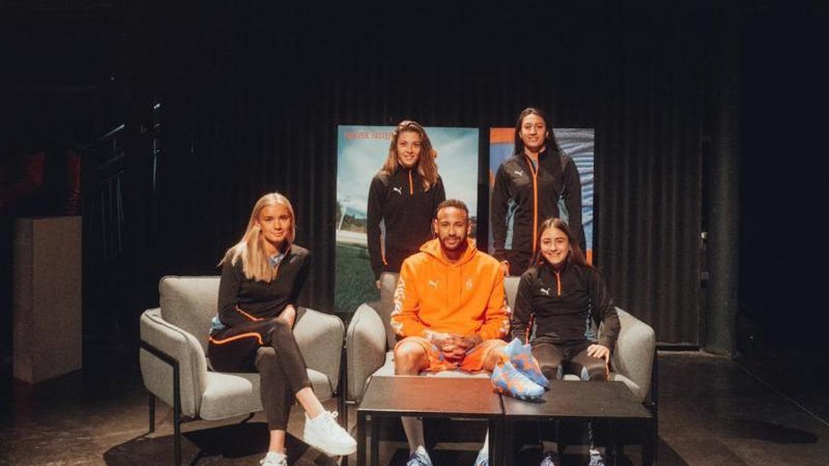 Las jugadoras del VCF con Neymar