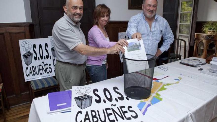 José Luis Cifuentes, Trinidad Pascual e Ignacio Martínez, tirando a la papelera una copia del plan de Cabueñes.