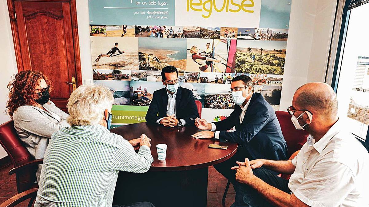 Reunión, ayer, de la nueva directiva de Asolon con el alcalde de Teguise, en el Ayuntamiento.