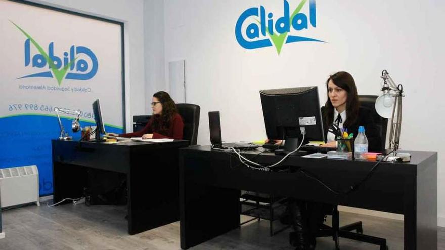 Ana Redondo, a la izquierda, y Lidia Rodríguez, en sus puestos de trabajo.