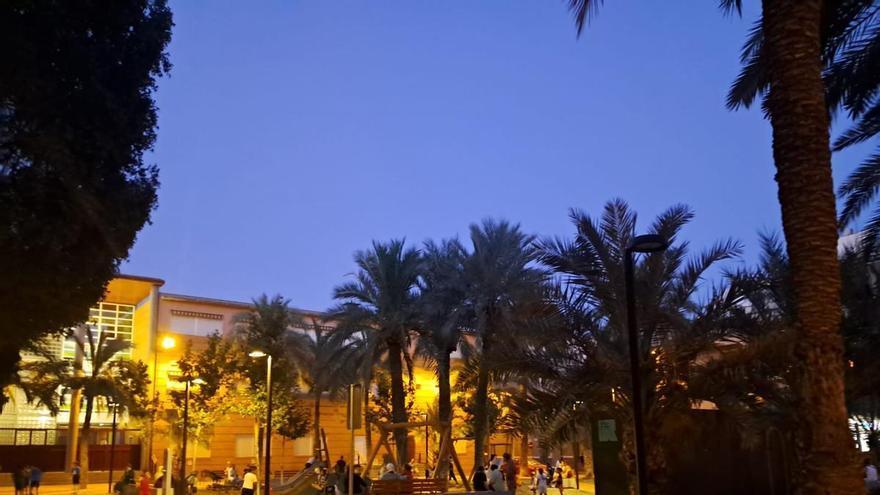 Farolas que van y vienen en el Paseo de Germanías de Elche