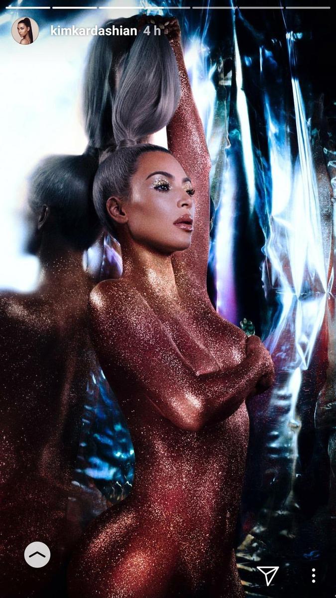 Kim Kardashian rebozada en glitter