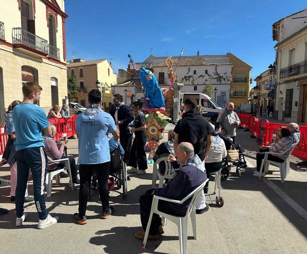 La falla de Catadau ha recibido la visita de los usuarios de la asociación "Depén de tu".