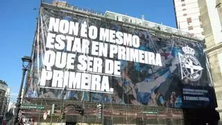 El Deportivo despliega una pancarta gigante que celebra el sentimiento "de Primera"