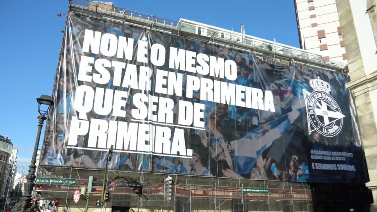 Pancarta del Deportivo en plaza de Pontevedra.