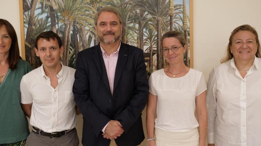 El rector Juan José Luís con los profesores de Economía Aplicada