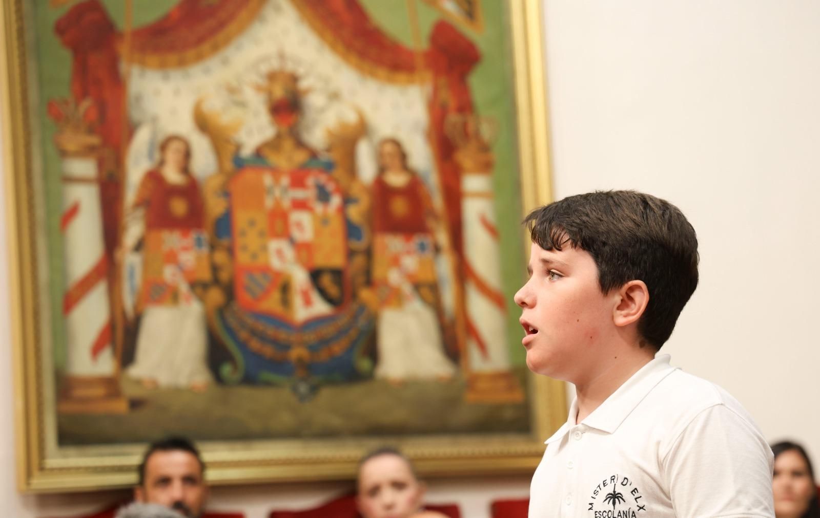 Las voces de los niños del Misteri resuenan y emocionan en el Salón de Plenos de Elche