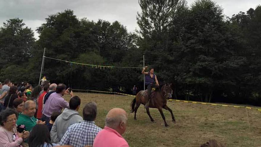 La carrera de cintas a caballo en una edición reciente de la celebración.