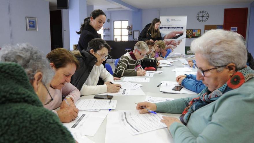 Asistentes al curso, ayer, en el 
Centro dos Maiores de Silleda.  | // BERNABÉ/JAVIER LALÍN