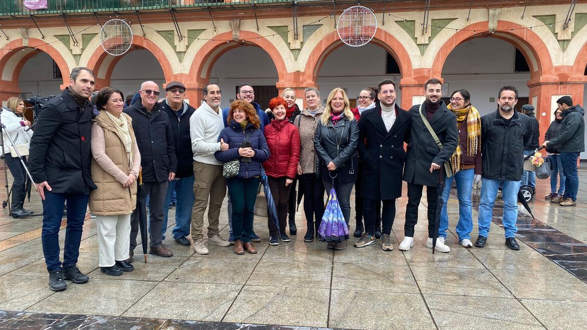 Juan Hidalgo (quinto por la izquierda), junto a miembros de la confluencia de Hacemos Córdoba, en la Corredera.