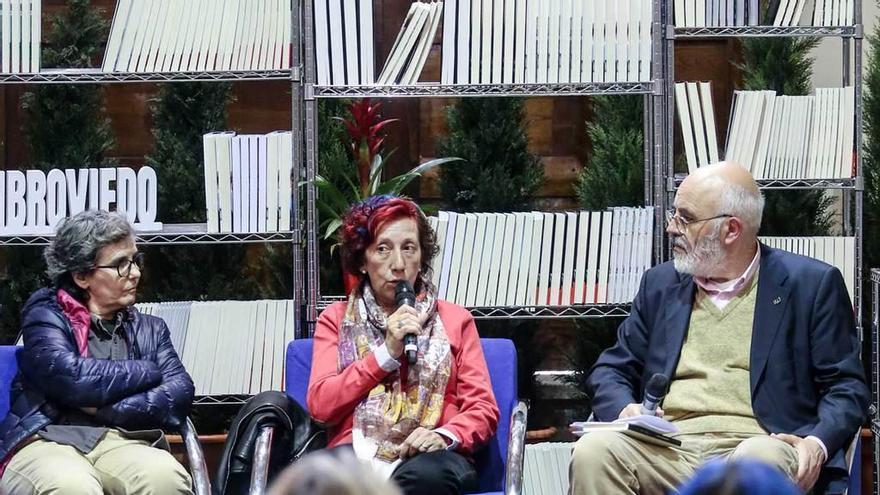 Inmaculada González-Carbajal, entre Esther Prieto y Javier Gámez, ayer, sobre el escenario de Libroviedo.