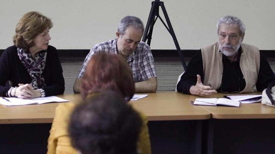 José Ramón González Parada, a la derecha, durante la reunión con la FAV.