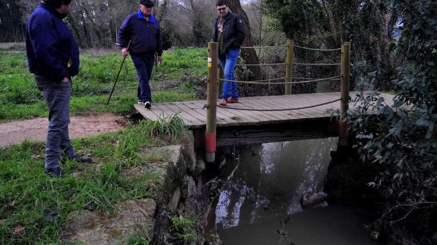 Los vertidos de Cabanelas de principios de año obligaron a la mejora de la red de alcantarillado. // N. P.