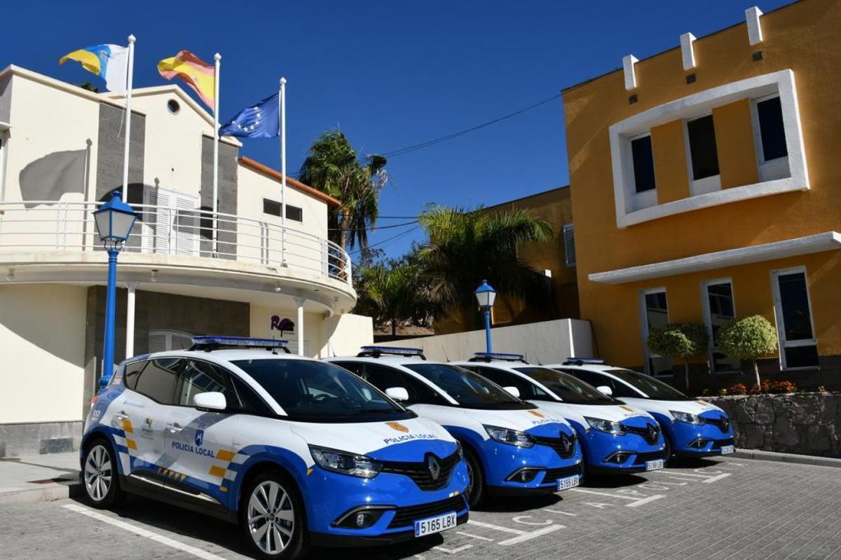 Cuatro nuevos vehículos de la Policía Local de Mogán.