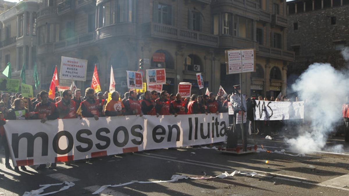 Funcionarios cortan la Via Laietana de Barcelona en protesta por los recortes del Govern, este jueves.