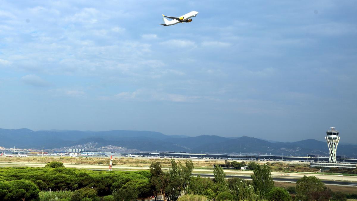 Imatge d&#039;un avió enlairant-se a la tercera pista de l&#039;aeroport del Prat