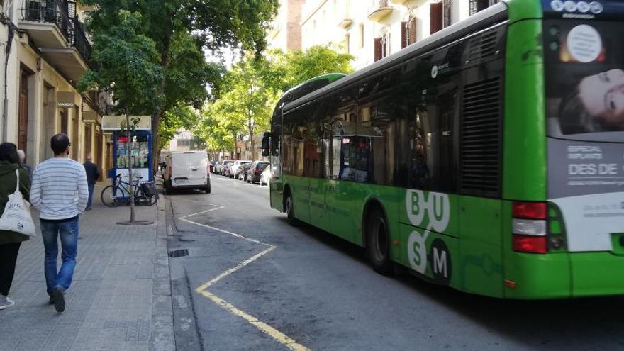Un autobús passant pel carrer d&#039;Àngel Guimerà de Manresa
