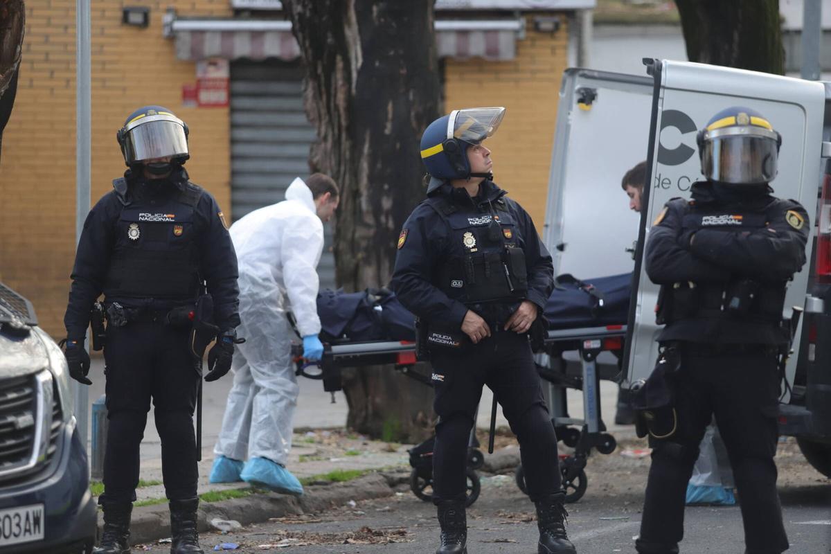 Traslado del cadáver del hombre presuntamente asesinado en la calle Loja.